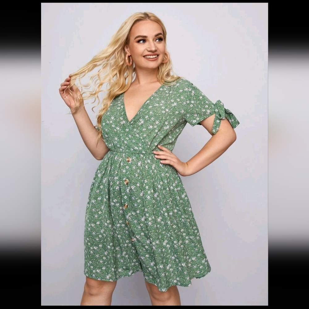 Plus Ditsy Floral Knotted Cuff A-line Dress